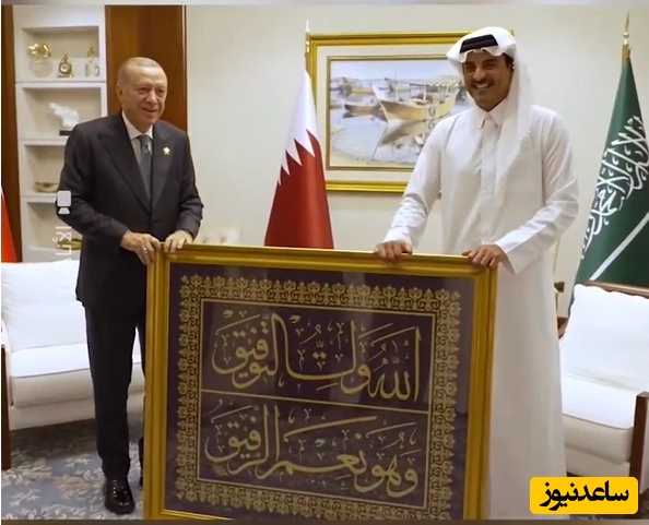 لبخند اجباری و مصنوعی اردوغان هنگام هدیه دادن به امیر قطر+ویدیو/ نگاه‌های رئیس‌جمهور ترکیه شبیه جمله «کوفتت باشه» بود!