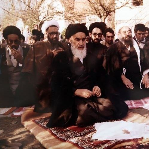 اقامه ی نماز محمد خاتمی در کنار امام خمینی و شهید مطهری