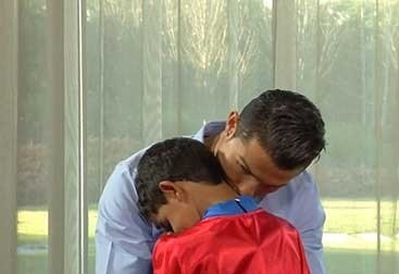 رونالدو: خاکستر نوزاد پسرم را درکنار پدرم در خانه نگه میدارم، بعد مرگش به اتاق جونیور رفتیم و باهم گریه کردیم و...