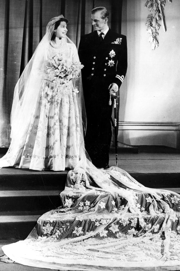 ملکه الیزابت دوم و همسرش فیلیپ در روز عروسی