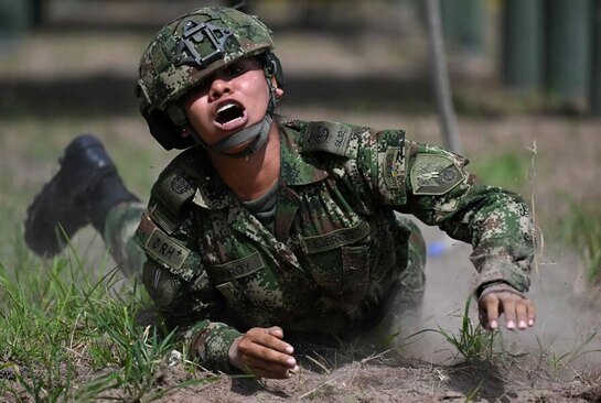 سرباز زن ارتش کلمبیا در جریان یک رزمایش/ خبرگزاری فرانسه