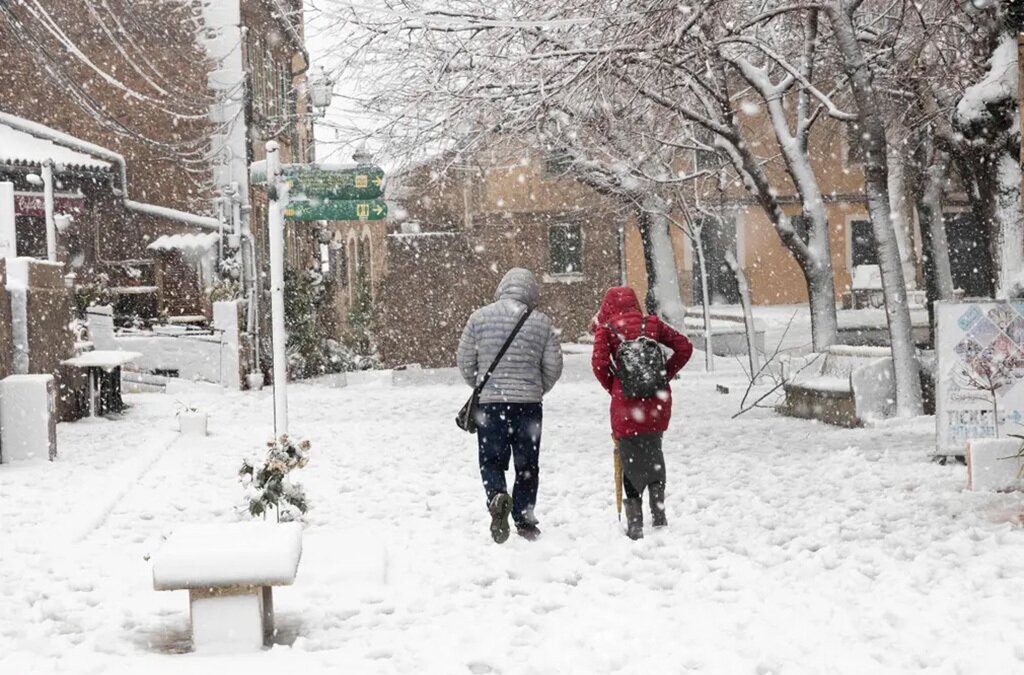 پیاده روی دو نفر در برف