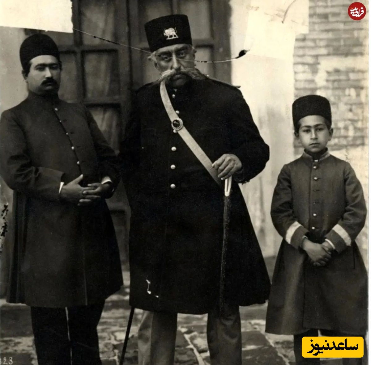 مظفرالدین شاه در کنار نوه هایش