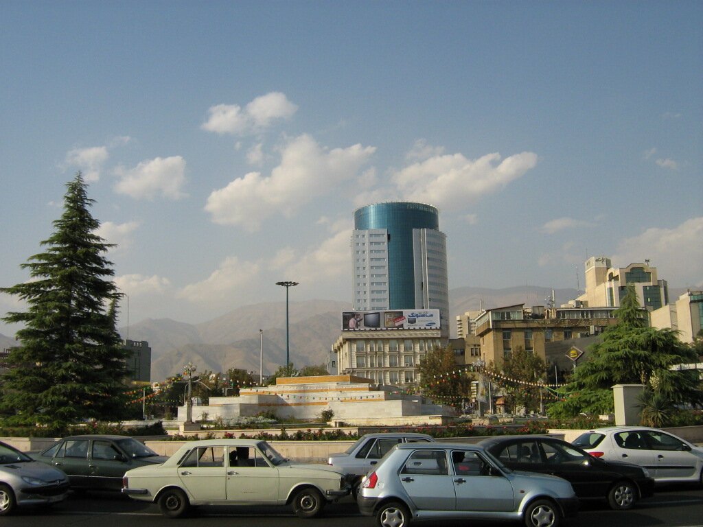 تخت جمشید وسط میدان اصلی تهران در سال 1350+عکس