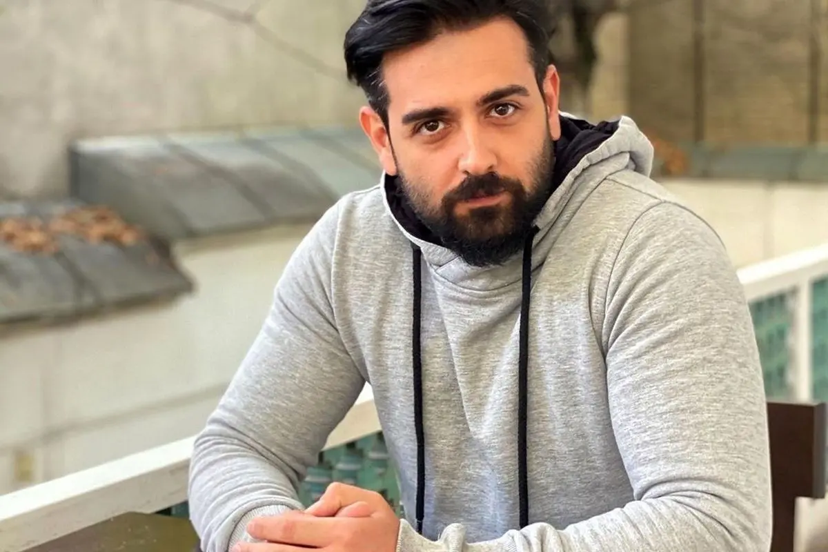 ژست بی‌نظیر امیرحسین آرمان وسط منظره‌ای که قلب هر بیننده‌ای رو می‌دزده! / وقتی کنار دریا ظاهر می‌شه، زمین هم حسادت می‌کنه!