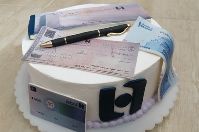 کیک مشاغل؛ ابتکار استادانه قناد با سلیقه در طراحی و پخت کیک برای کارمندان بانک صادرات+فیلم/ اون چک‌ها خوردن داره ها😋