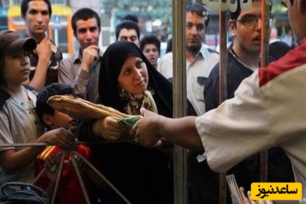 همدلی ادامه‌دار ایرانیان؛ مهمان کردن افراد حاضر در صف نانوایی به یک استکان چای توسط کافه‌دار نوشهری+ویدیو