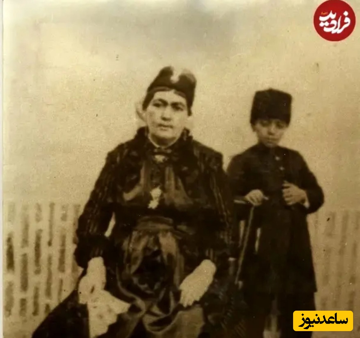 انیسالدوله در کنار ملیجک کودک محبوب ناصرالدین شاه