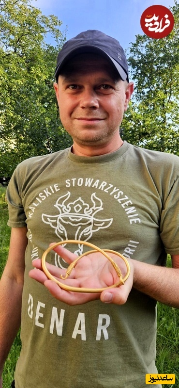 ماتئوش لاخوویچ گردنبند طلای چشمگیر 222 گرمی کشف‌شده نزدیک کالیش را در دست گرفته است 