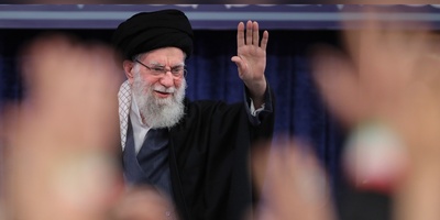 فیلم | لبخند جالب رهبر انقلاب بعد از شنیدن شعار آذربایجانی‌ها درباره پهلوی: آذربایجان شرفدی ...