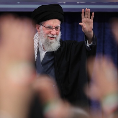 فیلم | لبخند جالب رهبر انقلاب بعد از شنیدن شعار آذربایجانی‌ها درباره پهلوی: آذربایجان شرفدی ...