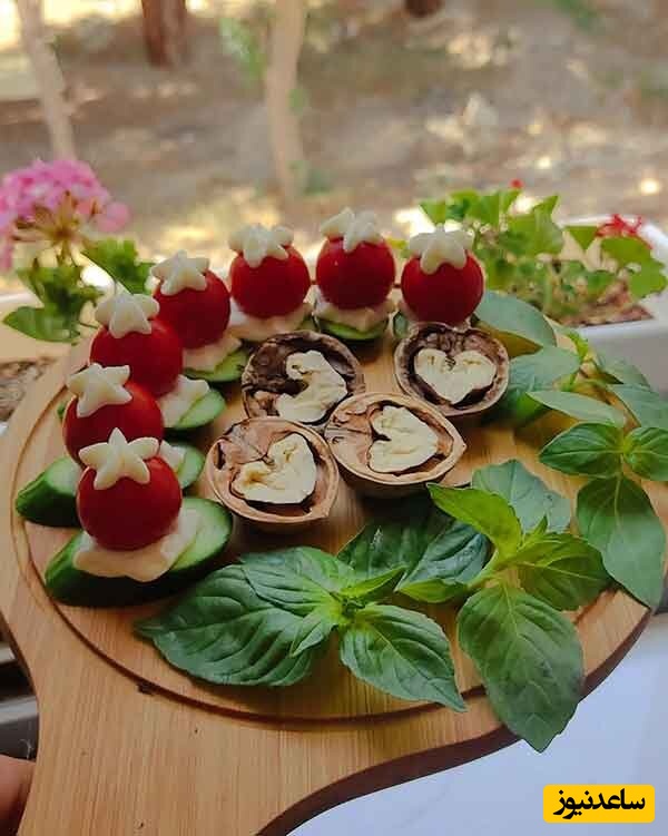  پنیر، نان، سبزی، خیار و گوجه فرنگی