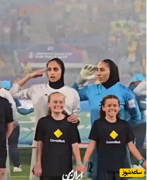فیلم | سلام نظامی دختران ایران هنگام پخش سرود ملی در میان هیاهوی وطن فروشان