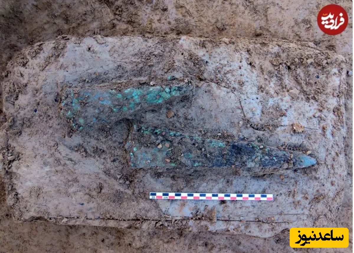 دو خنجر برنزی نیز در مقبره یافت شدند