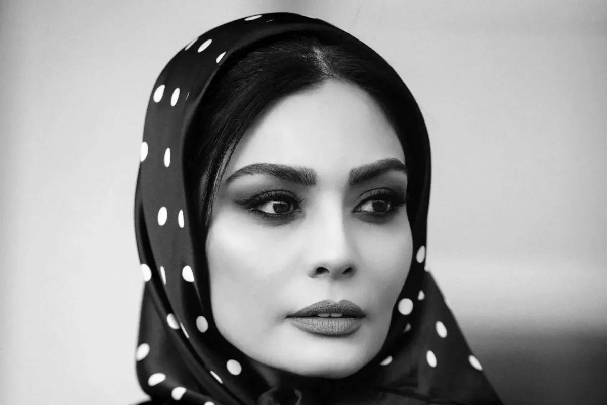 نگاهی به چیدمان منزل شاهانه و مجلل صحرا اسداللهی / از حیاط دلباز و ویلای استخر دار تا تابلوهای هنری و خانه پر نور خانوم بازیگر هنرمند