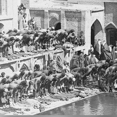 عکس زیر خاکی و دیده نشده از برپایی «نماز جمعه» در دوره قاجار