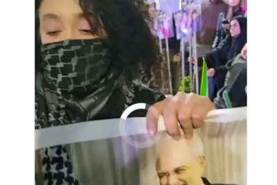 خشمِ پایتخت از دیپلماسی باج‌دهی؛ فریادهای ضدآمریکایی و آتش زدن عکس ظریف در میادین تهران+ویدیو