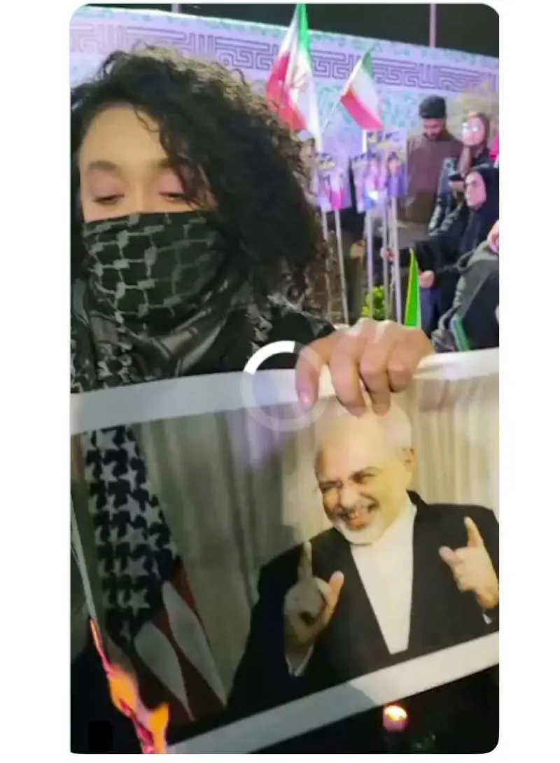 خشمِ پایتخت از دیپلماسی باج‌دهی؛ فریادهای ضدآمریکایی و آتش زدن عکس ظریف در میادین تهران+ویدیو