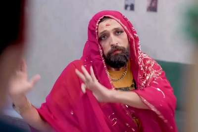 عشوه و رقص محسن افشانی با لباس زنانه و با یه مَن دیش و سبیل پرحاشیه شد!+ویدیو