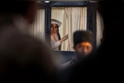 عاشق هم میشین اینجوری مثل دانیال پورصباح عاشق ترلان پروانه بشین/فقط ببین چجوری خودشو به آب و آتش میزنه/ از قدیم گفتن عقد دختر عمو پسر عمو تو آسمونها بسته شده/ سکانس برتر سریال «بامداد خمار»