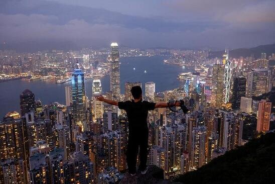 یک گردشگر در حال عکس گرفتن/ هنگ کنگ/ رویترز