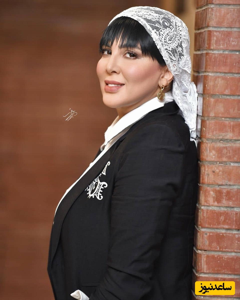 شیکترین تیپ لیلا بلوکات با کلاه شهرزادی در خارج از کشور