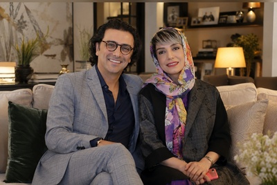 نمایش سبک زندگی گرم و پرنشاط در پس دکوراسیون خانه الیکا عبدالرزاقی و امین زندگانی؛ مبلمانی با طراحی راحت و رنگ‌های خنثی، دیوار مشکی دکوراتیو و...+ویدیو