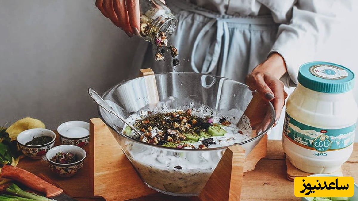 خلاقیت منحصربفرد کدبانوی ایرانی برای تزیین آبدوغ خیار ویژه دورهمی عصرونه/ این دیگه اثر هنریه و هنر هم که نزد ایرانیان هست و تماام👌