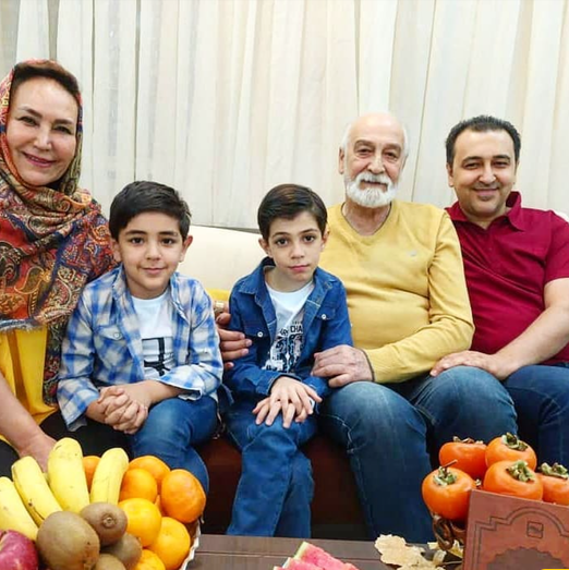 محمود پاک نیت، همسرش، پسرش و نوه ها