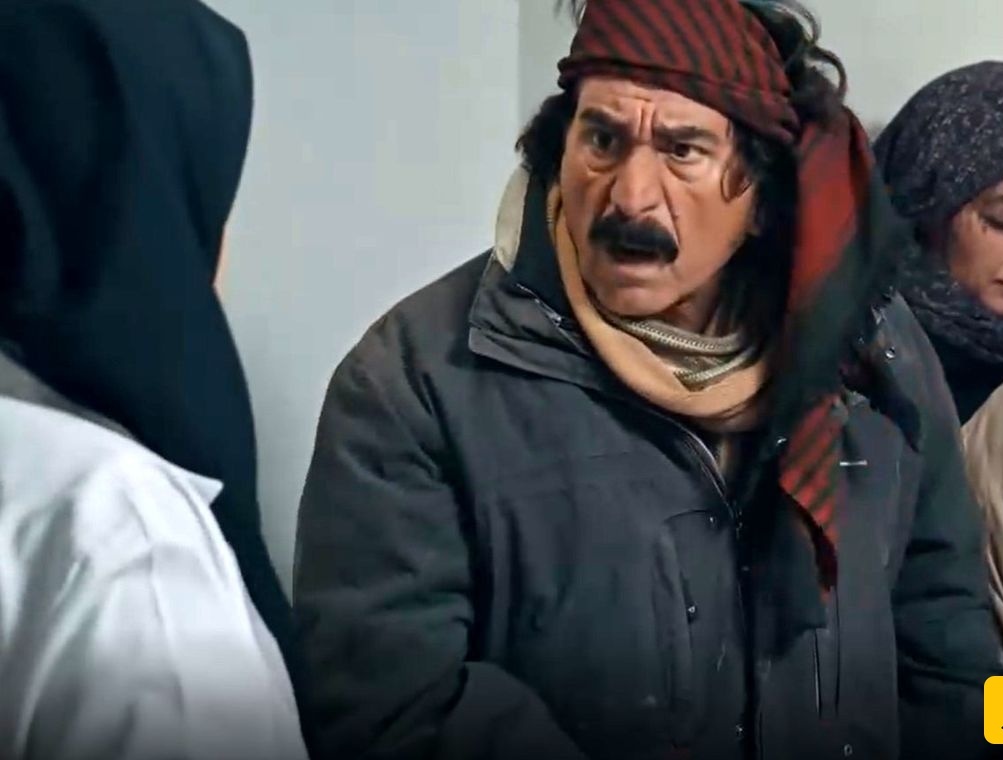 «کیوان» سریال نون خ در 65 سالگی و در کنار پوستر فیلم قیصر