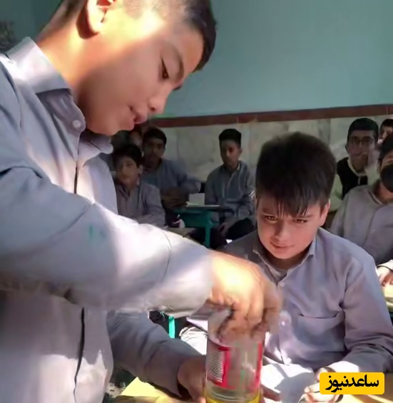 (ویدئو) اختراع جالب و دیدنی دانش آموز کلاس هفتم در فضای مجازی وایرال شد؛ به ایلان ماسک دهه نودی سلام کنید، الان چقدر کسب درآمد کنه با اختراعش تو مدرسه!👏😂