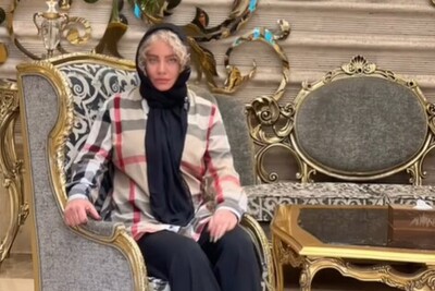 نگاهی به چیدمان منزل لوکس و اشرافی شراره رخام بازیگر سریال ناریا/ مبلمان مخملی، نقاشی دیواری گرافیکی، آباژور پایه بلند، آویز های سقفی مجلل و...