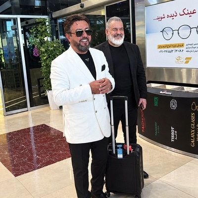 دور دور شاد بیژن مرتضوی و همسرش در خیابان‌های ایران؛ اولین تصاویر از حال‌وهوای این زوج پس از بازگشت به وطن! + ویدیو