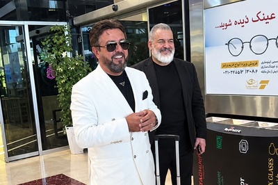دور دور شاد بیژن مرتضوی و همسرش در خیابان‌های ایران؛ اولین تصاویر از حال‌وهوای این زوج پس از بازگشت به وطن! + ویدیو