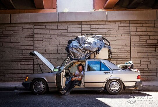 یک مرد خودروخواب (افرادی که خانه ندارند و در خودرو خود زندگی می کنند) در شهر آلبوکرک در ایالت نیومکزیکو آمریکا