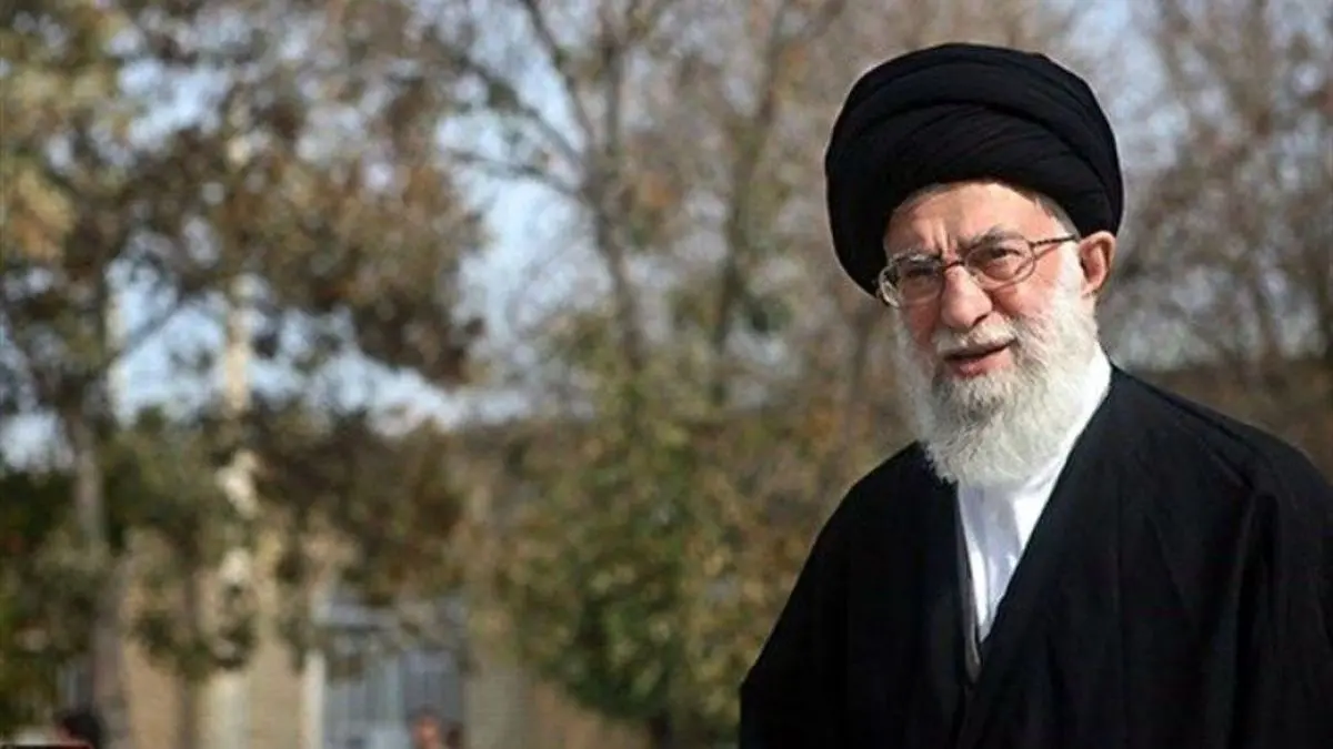 بوسه دلنشین رهبر معظم انقلاب بر پیشانی علی خامنه‌ای در حیاط بیت رهبری +ویدیو