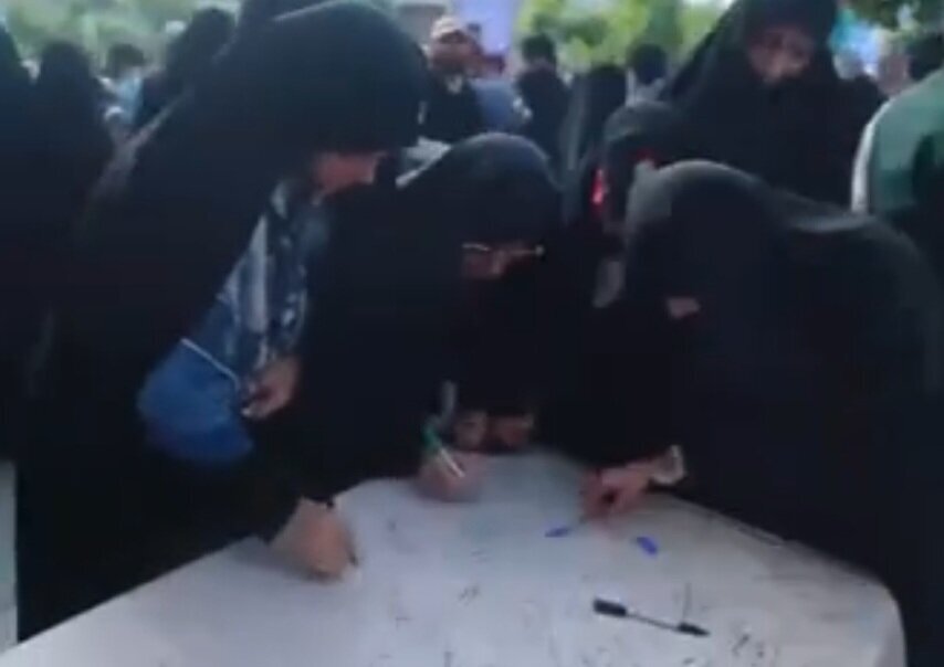 (فیلم) کمپین جمع آوری امضا برای طومار برخورد با بی‌حجابی در 100 نقطه تهران