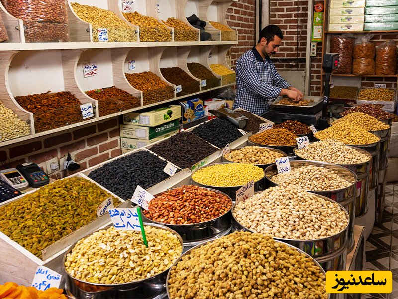 قشنگترین و باحال ترین آجیل فروش شهر پیدا شد / نوشته جالب یک مغازه آجیل فروشی در بازار شب عید
