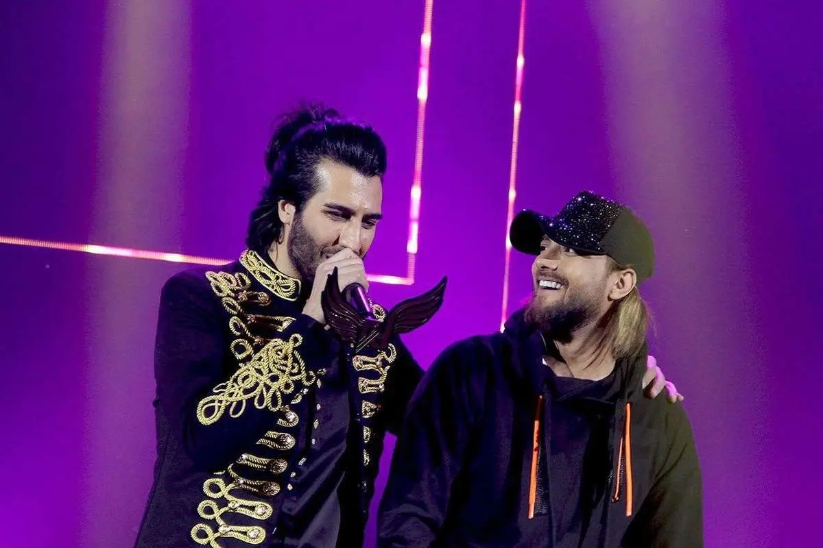 لحظاتی از هنرنمایی امیرمقاره و رهام هادیان در کنسرتشان که با جیغ و داد تماشاگران مواجه شد+ویدیو/ هماهنگی حرکات 1 از 10!