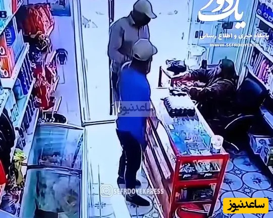 ببینید؛ لحظه وحشتناک سرقت از زن مسن در اهواز / حتی به پیرزن بیچاره هم رحم نکردن