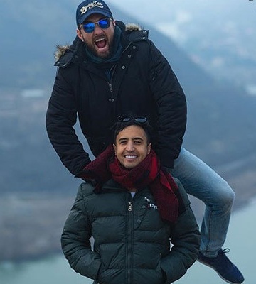 فیلم/بهرام رادان بازیگر کاریزماتیک سینمای ایران؛ مهرداد صدیقیان: بهرام تو خونه با تی شرت و شلوار گشاد میگرده از شلوارک خوشش نمیاد!