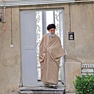 روایتی از دیدار رهبر معظم انقلاب با همسایه‌ خانه پدری‌شان در مشهد؛ همسایه ای که کمک حال مادر رهبری در عروسی ایشان بودند+عکس