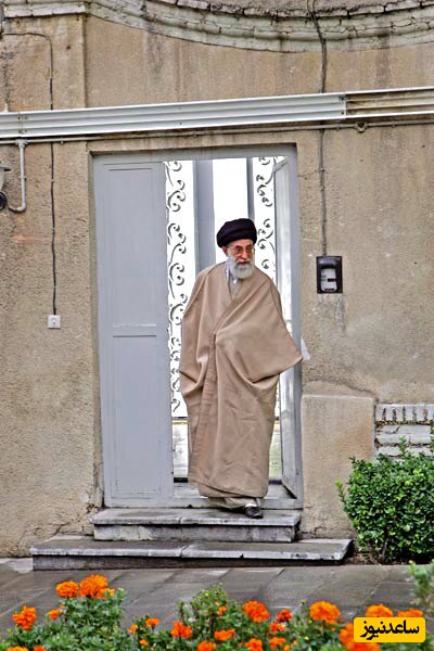 روایتی از دیدار رهبر معظم انقلاب با همسایه‌ خانه پدری‌شان در مشهد؛ همسایه ای که کمک حال مادر رهبری در عروسی ایشان بودند+عکس