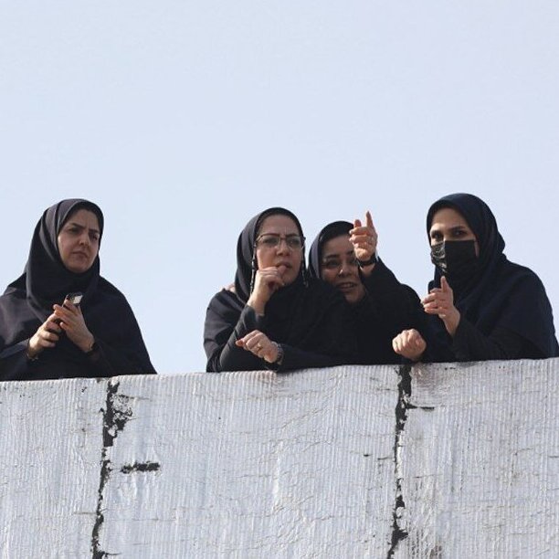 روش خلاقانه زنان ایرانی برای تماشای بازی فوتبال  از خانه‌هایشان