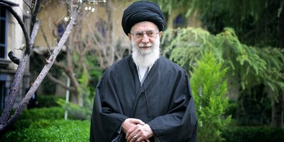 مروری بر عرض ارادت احساسی روحانی، رفسنجانی و احمدی‌نژاد به رهبر شهید انقلاب در عیادت از ایشان در بیمارستان؛ صف کشیدن روسای جمهور برای احوالپرسی با حضرت آقا