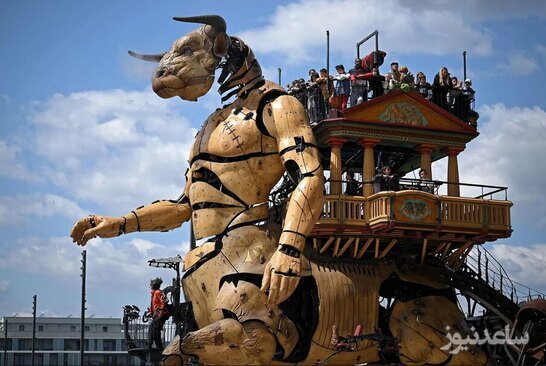حرکت یک هیولای 47 تنی و 13 متری "مینوتور" (هیولایی افسانه ای با سر گاو و بدن انسان) ساخته شده از سوی یک شرکت تئاتر خیابانی فرانسه در شهر تولوز فرانسه/ خبرگزاری فرانسه
