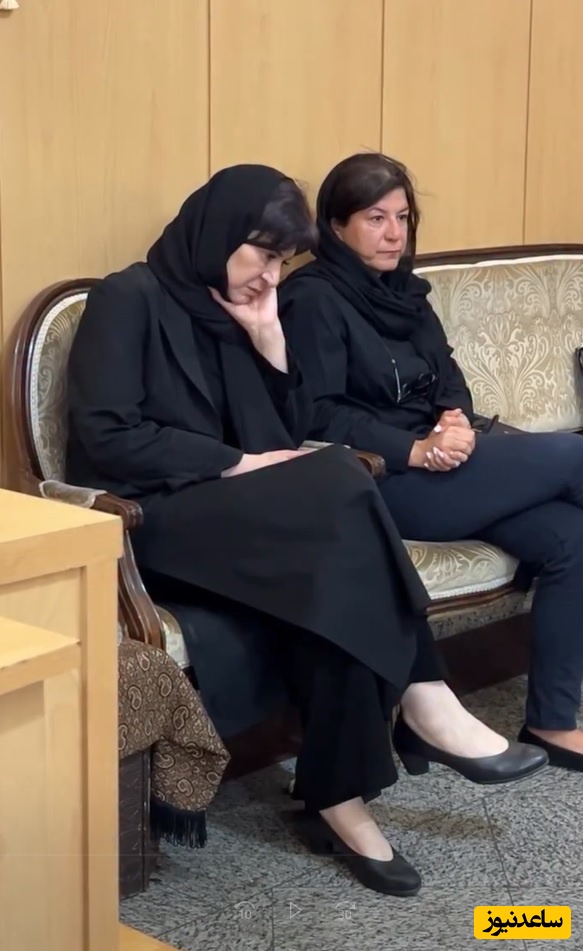 لحظات تلخ ریما رامین فر و خواهرش در مراسم ختم مادر آسمانی‌اش با حضور فریبا نادری، سیما تیرانداز و پایتختی‌ها، نسرین نصرتی و آتیه جاوید