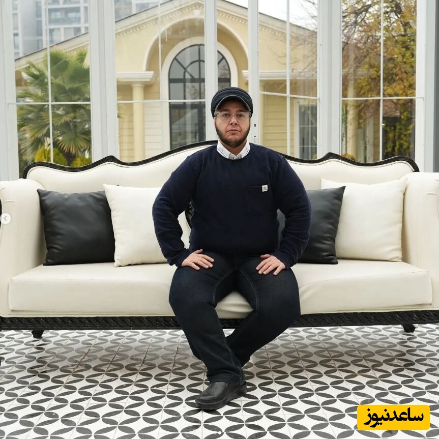 (ویدئو) نگاهی به چیدمان آپارتمان مجردی مازیار لرستانی با مضامین ادبی/ تابلو فروَهَر، کتابخونه عظیم الجثه، حوض آب وسط پذیرایی، ساعت دیواری قاصدکی و...