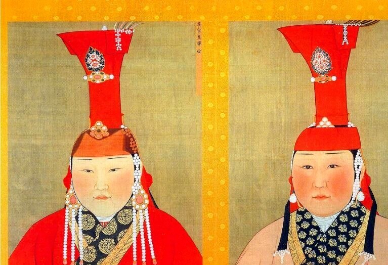 این پرتره‌های ابریشمی دو همسر گمنام گگین خان را نشان می‌دهند که دو قرن پس از چنگیز خان و همسرش بورته بر امپراتوری مغول حکومت کرد. اگرچه جزئیات کمی از زندگی ملکه‌های مغول باقی مانده است، شواهد حاکی از آنست که آن‌ها خارج از فضای خانه هم تأثیرگذار بوده‌اند. 
