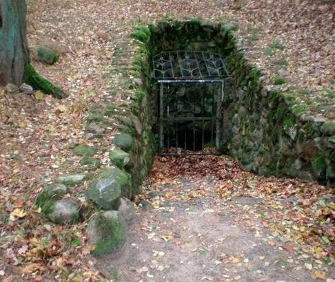 ورودی مقبرۀ سلطنتی سه هزارساله در نزدیکی محل کشف تالار